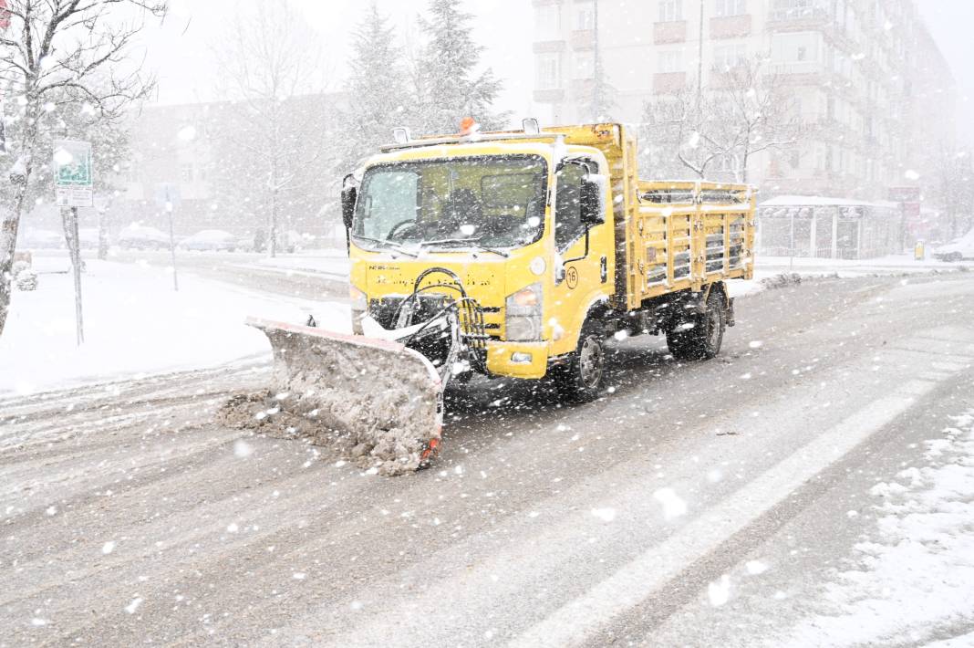 Konya’nın beyaz örtüyle kaplanan ilçesinde karla mücadele ediliyor 7